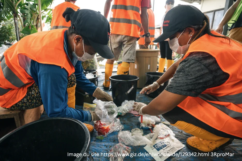 People in orange vests sorting plastic waste, as part of the 3RproMar project